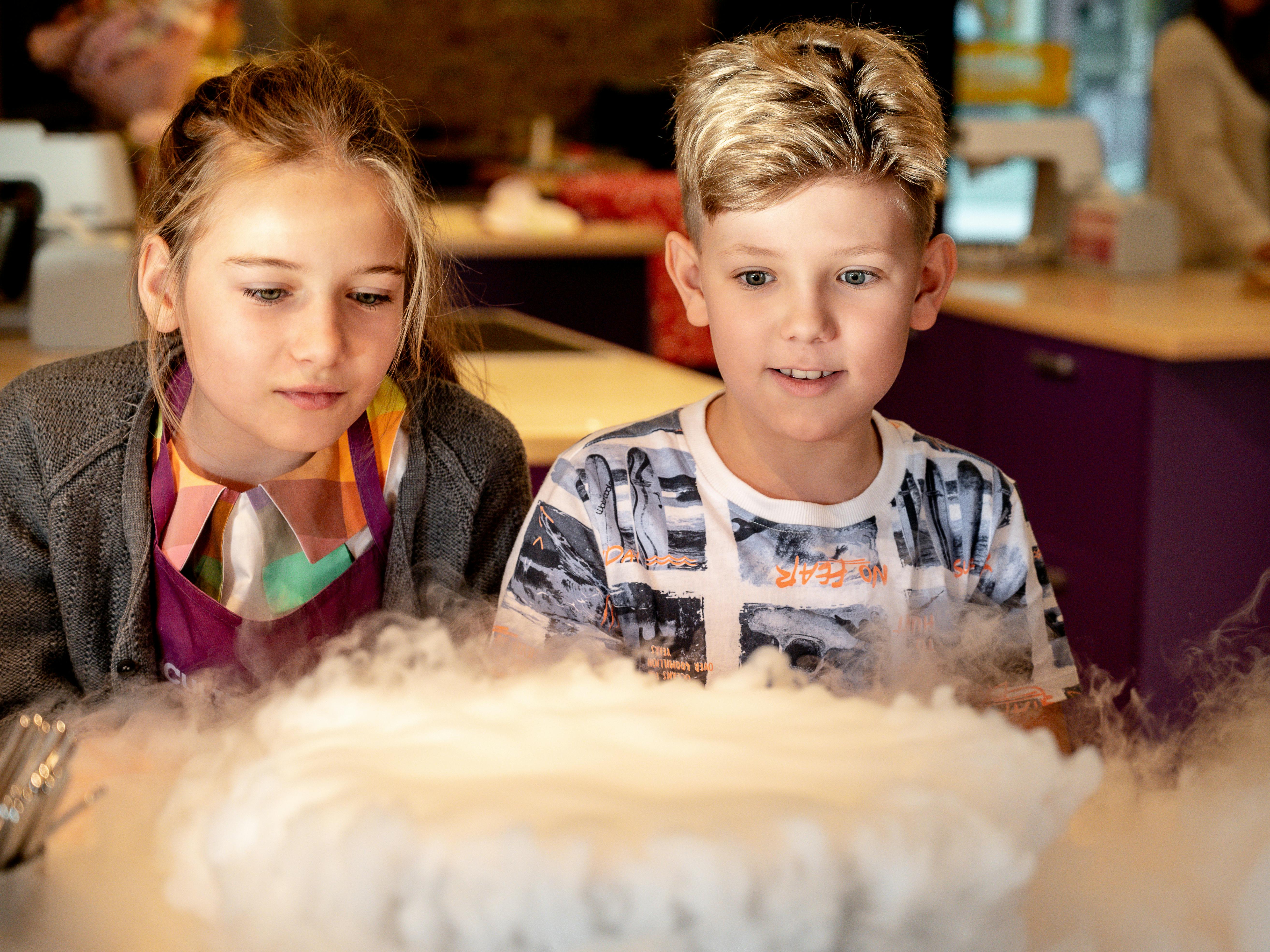 Vaikas kuria piešinį būrelyje – emocinės sveikatos stiprinimas per edukaciją