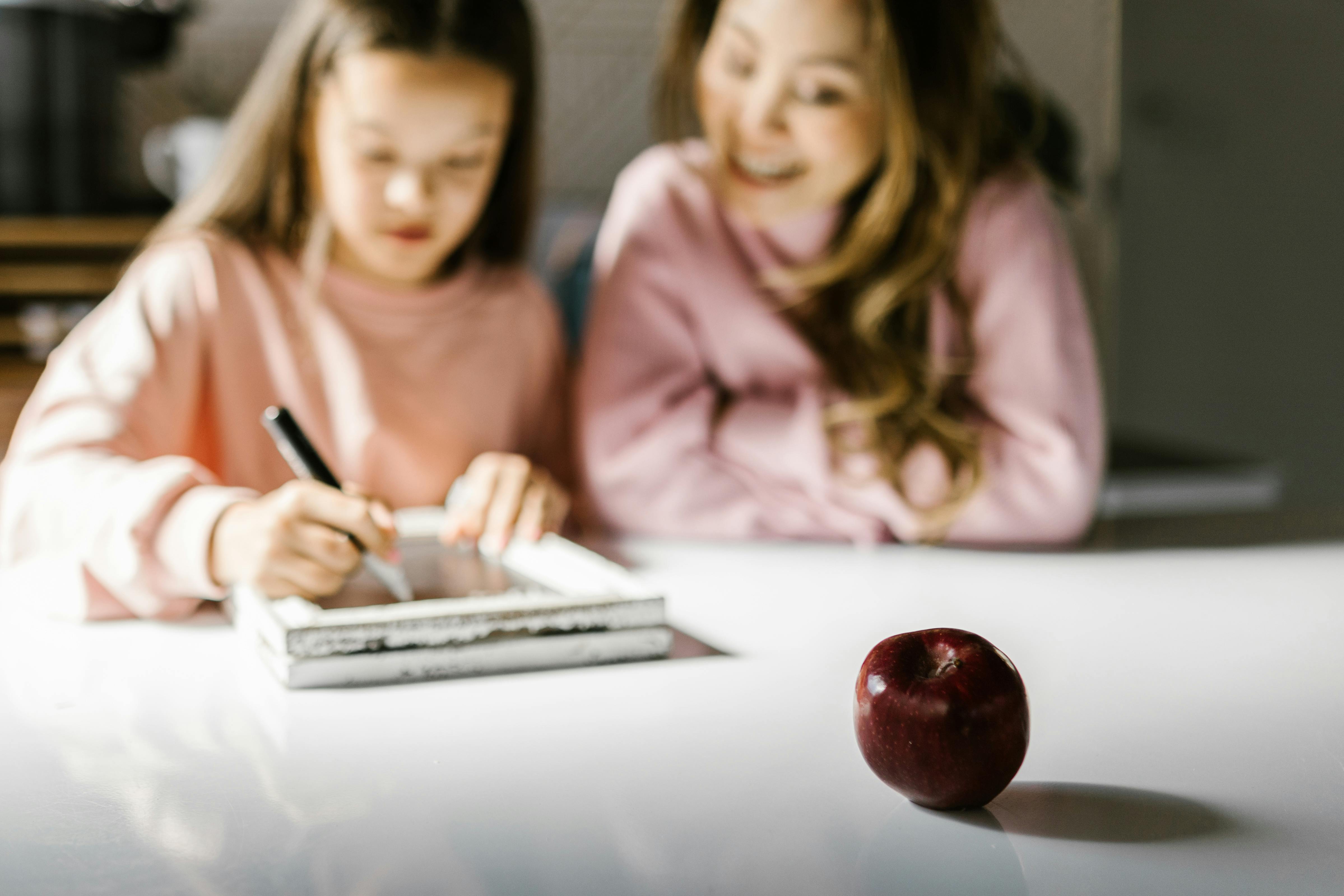 Tėvai su vaiku aptaria būrelio pasirinkimą – dalyvavimas sprendimų procese.